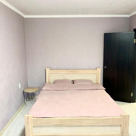 Апартаменты В Центре По Проспекту Победы Парковка Рядом Tjernihiv Exteriör bild